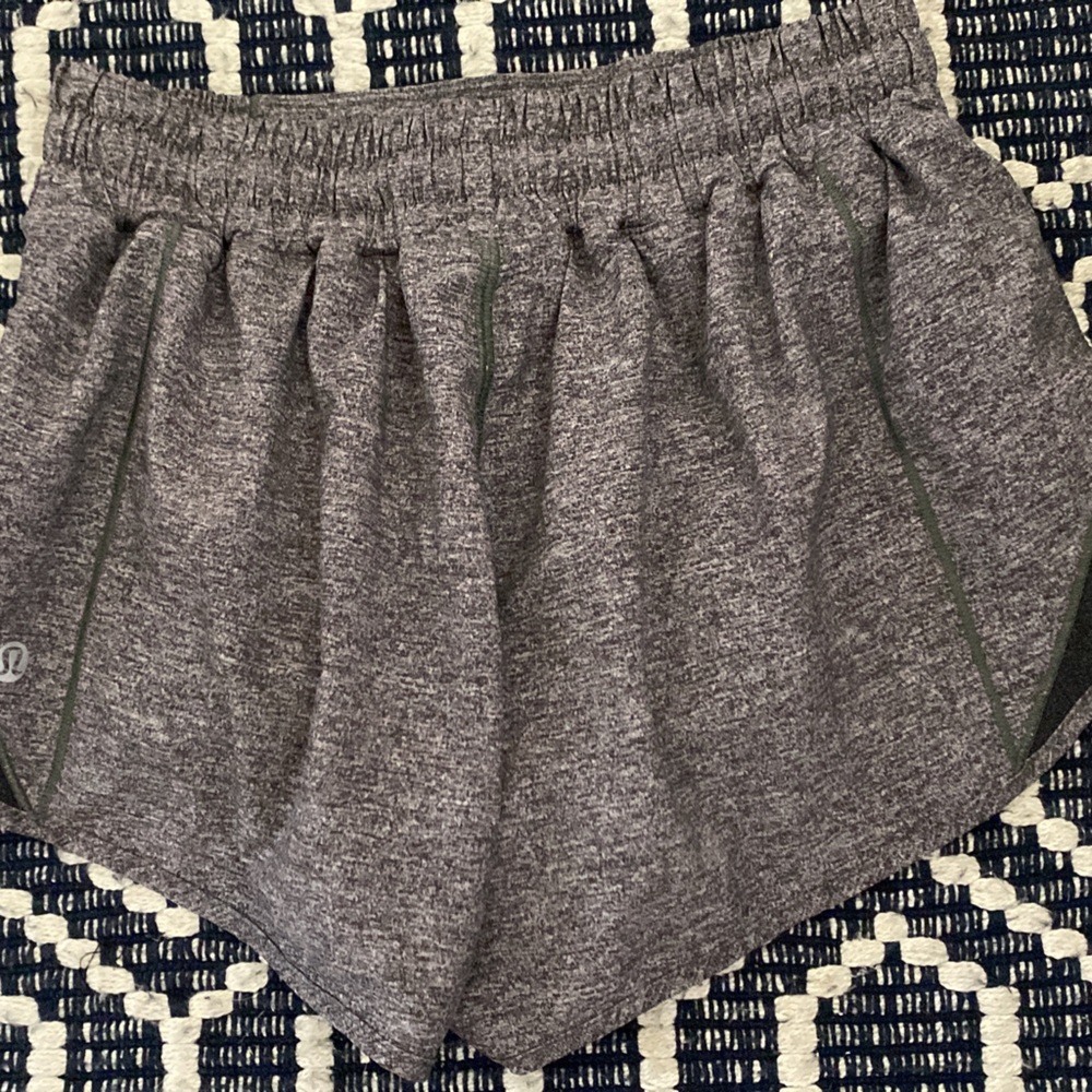Lululemon Hotty Hot Running Shorts Sz 4, 2.5”